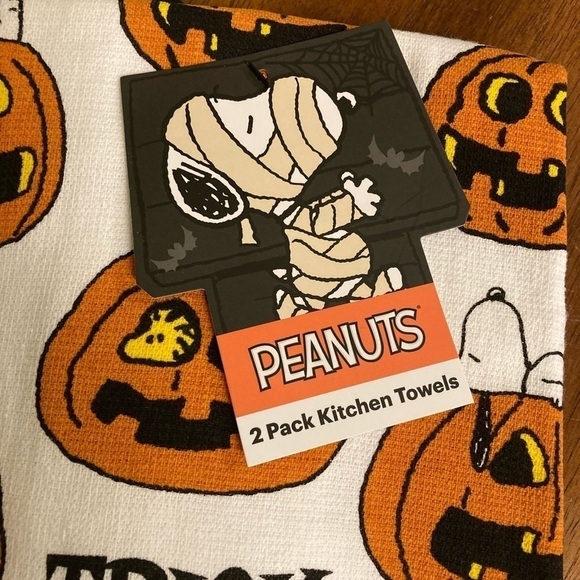 NWT PEANUTS SNOOPY TRICK OR TREAT JACK O LANTERNS KITCHEN TOWELS SET OF 2 - Picture 3 of 4